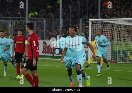 Freiburg trauert, Mainz feiert mit Torschuetze, Torschütze Onisiwo, Karim (FSV Mainz 05) , 1. BL: 18-19: 11. Sptg. - SC Freiburg vs. FSV Mainz 05 DFL REGOLAMENTI VIETANO QUALSIASI USO DI FOTOGRAFIE come sequenze di immagini e/o quasi-Video Foto: Joachim Hahne/johapress Foto Stock