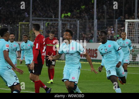 Bejubelt sein tor zum 1:3 fuer mainz, Onisiwo, Karim (FSV Mainz 05) , 1. BL: 18-19: 11. Sptg. - SC Freiburg vs. FSV Mainz 05 DFL REGOLAMENTI VIETANO QUALSIASI USO DI FOTOGRAFIE come sequenze di immagini e/o quasi-Video Foto: Joachim Hahne/johapress Foto Stock