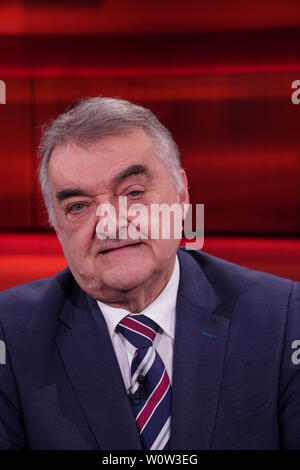 Herbert Reul der CDU-Innenminister von Nordrhein-Westfalen im ritratto bei der ARD Fernseh Talkshow Hart aber Fair am Montag den 12.11.2018 zum Thema - kriminelle Das NETZ der Clan - sind Justiz und Polizei machtlos Foto Stock
