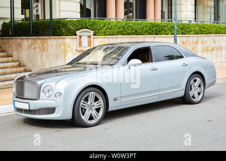 MONTE CARLO, Monaco - Agosto 20, 2016: grigio Bentley auto di lusso in un giorno di estate in Monte Carlo, Monaco. Foto Stock