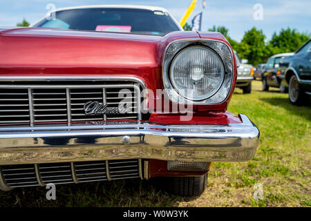 PAAREN IM GLIEN, Germania - 19 Maggio 2018: Frammento di una metà di dimensioni auto Oldsmobile Cutlass S, 1973. Die Oldtimer Show 2018. Foto Stock