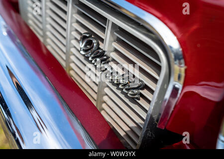 PAAREN IM GLIEN, Germania - 19 Maggio 2018: emblema di una metà di dimensioni auto Oldsmobile Cutlass S, 1973. Die Oldtimer Show 2018. Foto Stock