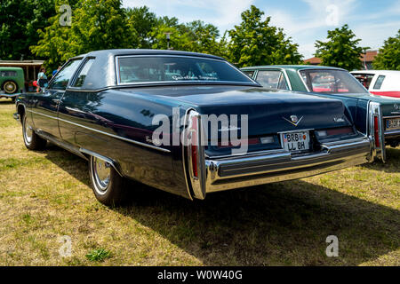 PAAREN IM GLIEN, Germania - 19 Maggio 2018: full-size auto di lusso Cadillac Coupe de Ville (quarta generazione), 1974. Vista posteriore. Die Oldtimer Show 2018. Foto Stock