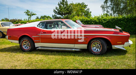 PAAREN IM GLIEN, Germania - 19 Maggio 2018: Muscle car Ford Mustang Mach 1, 1973. Die Oldtimer Show 2018. Foto Stock