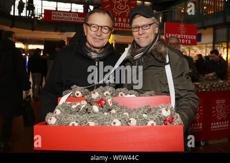 Ewald Lienen, Thorsten Laussch, Teddybaeren Charityverkauf zu Gunsten Leuchtfeuer, Wandelhalle Hauptbahnhof Hamburg, 22.1.2018 Foto Stock