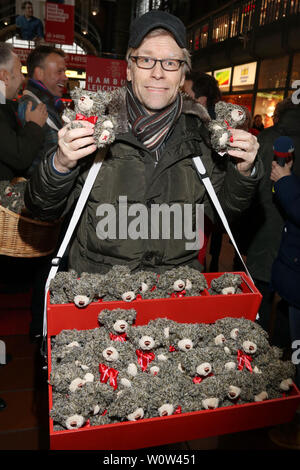 Thorsten Laussch, Teddybaeren Charityverkauf zu Gunsten Leuchtfeuer, Wandelhalle Hauptbahnhof Hamburg, 22.1.2018 Foto Stock