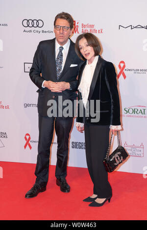 Peter Wolf, Susanne Juhnke durante gli artisti contro l' Aids Gala (Kuenstler gegen Aids Gala) allo stadio Theater des Westens il 19 novembre 2018 a Berlino, Germania. Foto Stock