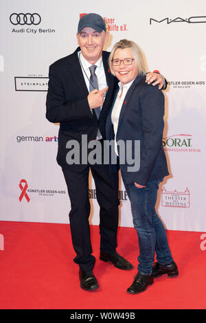 Ralph Ehrlich, Ines Lehmann e accompagnamento durante gli artisti contro l' Aids Gala allo stadio Theater des Westens il 19 novembre 2018 a Berlino, Germania. Foto Stock