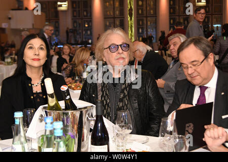 Bernhard Paolo den Preistraeger des NRW Staatspreis mit circuizione Frau Eliana Larible und Armin Laschet bei der Verleihung des Staatspreis NRW am 27.11.2018 im Guerzenich in Koeln Foto Stock