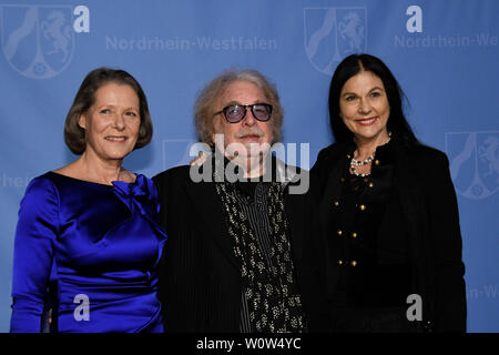 Bernhard Paolo den Preistraeger des NRW Staatspreis mit circuizione Frau Eliana Larible und Christine Rau auf dem roten Teppich als Gast bei der Verleihung des Staatspreis NRW am 27.11.2018 im Guerzenich in Koeln Foto Stock