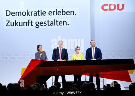 Annegret Kramp-Karrenbauer gemeinsam mit Friedrich Merz und Jens Spahn bei der Fragerunde der Mitglieder bei der CDU Regionalkonferenz am 28.11.2018 in der Messe Duesseldorf - Annegret Kramp-Karrenbauer insieme con Friedrich Merz e Jens Spahn sul palco durante la sessione di domande e risposte alla conferenza regionale del partito tedesco CDU Foto Stock