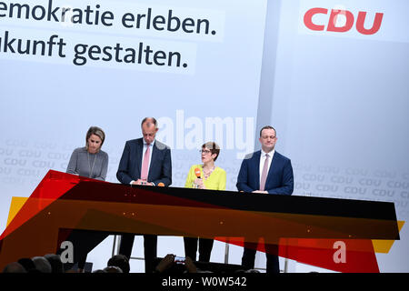 Annegret Kramp-Karrenbauer gemeinsam mit Friedrich Merz und Jens Spahn bei der Fragerunde der Mitglieder bei der CDU Regionalkonferenz am 28.11.2018 in der Messe Duesseldorf - Annegret Kramp-Karrenbauer insieme con Friedrich Merz e Jens Spahn sul palco durante la sessione di domande e risposte alla conferenza regionale del partito tedesco CDU Foto Stock