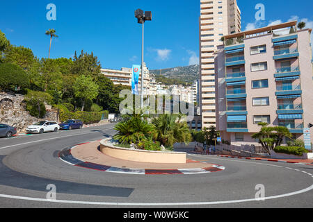 MONTE CARLO, Monaco - Agosto 21, 2016: Monte Carlo strada vuota la curva con la formula uno rosso e segni bianchi in una soleggiata giornata estiva in Monte Carlo, Monac Foto Stock