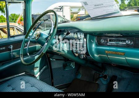 PAAREN IM GLIEN, Germania - 19 Maggio 2018: interni di un full-size auto di lusso Cadillac Serie 62 Coupe de Ville, 1955. Die Oldtimer Show 2018. Foto Stock