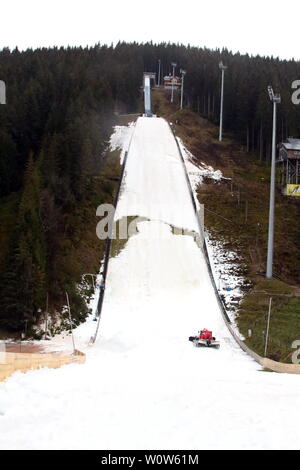 Der Präparation Hochfirstschanze a Titisee-Neustadt für das Weltcup-Skispringen Snow Factory heißt das Produktionssystem, mit welchem der künstliche Maschinenschnee produziert wird. Mit dieser Form der Schneeproduktion und Restschnee dem aus dem übersommerten Restschnee aus dem 'Hochfirstgletscher' kann das Weltcup-Skispringen auf der Hochfirstschanze vom 7. bis 9. Dezember 2018 gesichert werden. Foto Stock