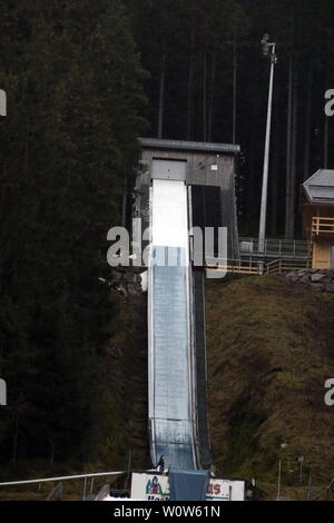 Der Präparation Hochfirstschanze a Titisee-Neustadt für das Weltcup-Skispringen Snow Factory heißt das Produktionssystem, mit welchem der künstliche Maschinenschnee produziert wird. Mit dieser Form der Schneeproduktion und Restschnee dem aus dem übersommerten Restschnee aus dem 'Hochfirstgletscher' kann das Weltcup-Skispringen auf der Hochfirstschanze vom 7. bis 9. Dezember 2018 gesichert werden. Foto Stock