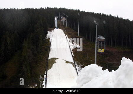 Der Präparation Hochfirstschanze a Titisee-Neustadt für das Weltcup-Skispringen Snow Factory heißt das Produktionssystem, mit welchem der künstliche Maschinenschnee produziert wird. Mit dieser Form der Schneeproduktion und Restschnee dem aus dem übersommerten Restschnee aus dem 'Hochfirstgletscher' kann das Weltcup-Skispringen auf der Hochfirstschanze vom 7. bis 9. Dezember 2018 gesichert werden. Foto Stock