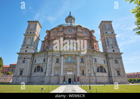 Santuario di Vicoforte chiesa e prato verde in una soleggiata giornata estiva in Piemonte, Italia Foto Stock