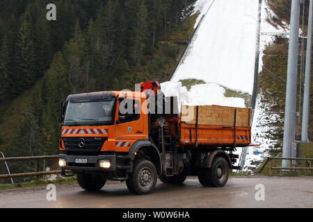 Der Präparation Hochfirstschanze a Titisee-Neustadt für das Weltcup-Skispringen Snow Factory heißt das Produktionssystem, mit welchem der künstliche Maschinenschnee produziert wird. Mit dieser Form der Schneeproduktion und Restschnee dem aus dem übersommerten Restschnee aus dem 'Hochfirstgletscher' kann das Weltcup-Skispringen auf der Hochfirstschanze vom 7. bis 9. Dezember 2018 gesichert werden. Foto Stock