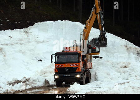 Der Präparation Hochfirstschanze a Titisee-Neustadt für das Weltcup-Skispringen Snow Factory heißt das Produktionssystem, mit welchem der künstliche Maschinenschnee produziert wird. Mit dieser Form der Schneeproduktion und Restschnee dem aus dem übersommerten Restschnee aus dem 'Hochfirstgletscher' kann das Weltcup-Skispringen auf der Hochfirstschanze vom 7. bis 9. Dezember 2018 gesichert werden. Foto Stock