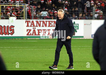 Trainer Streich cristiana (Freiburg) bejubelt den 3:0 Sieg gegen Leipzig, 1. BL: 18-19: 14. Sptg. - SC Freiburg vs. RB Leipzig DFL REGOLAMENTI VIETANO QUALSIASI USO DI FOTOGRAFIE come sequenze di immagini e/o quasi-Video Foto: Joachim Hahne/johapress Foto Stock