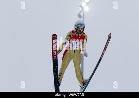 Springen unter Flutlicht beim FIS Weltcup Skispringen Frauen - Teamwettkampf in Hinterzarten: Thea Sofie Kleven (Norwegen) Foto Stock