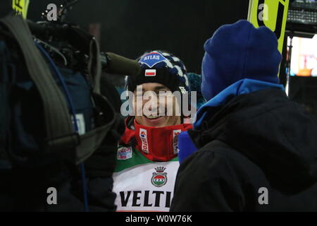 Messa a fuoco im der TV-Kameras: Titelverteidiger Kamil Stoch (Polen / POL) bei der Qualifikation Vierschanzentournee Oberstdorf 18-19 Foto Stock