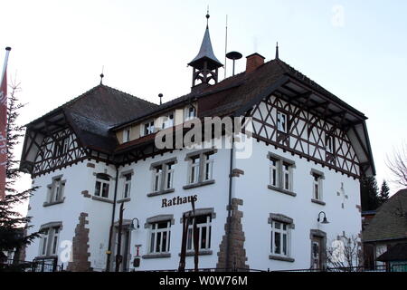 Das Rathaus der Gemeinde Feldberg im Schwarzwald. Die Kommune mit dem gleichnamigen 1.530 Meter hoch gelegenen höchsten Skigebiet Deutschlands wählt am Sonntag, 13. Januar 2019 einen neuen Bürgermeister. Insgesamt fünf Kandidaten haben für die Nachfolge des am 29. Settembre 2018 verstorbenen Amtsinhaber Stefan Wirbser beworben. Foto Stock