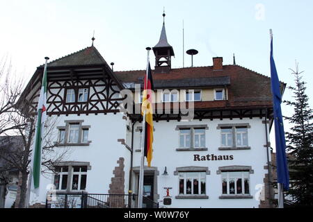 Das Rathaus der Gemeinde Feldberg im Schwarzwald. Die Kommune mit dem gleichnamigen 1.530 Meter hoch gelegenen höchsten Skigebiet Deutschlands wählt am Sonntag, 13. Januar 2019 einen neuen Bürgermeister. Insgesamt fünf Kandidaten haben für die Nachfolge des am 29. Settembre 2018 verstorbenen Amtsinhaber Stefan Wirbser beworben. Foto Stock