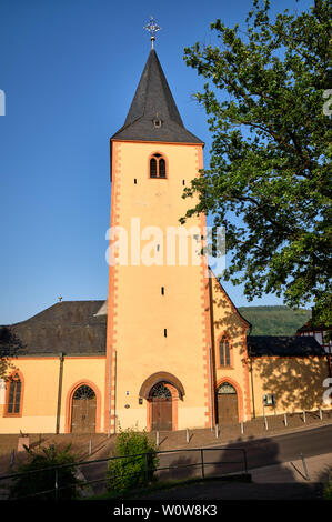 Bad Orb, Germania - 26 Giugno 2019 : la chiesa di San Martino a la città di Bad Orb in Hessen, Germania visto dalla strada Burgring Foto Stock