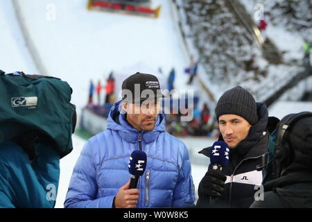 Experten unter sich v.li. Sven Hannawald (Ex-Skispringer, TV Experte, Eurosport, Skisprung-Experte, Vierfach-Tourneesieger, 2002) und Martin Schmitt (TV-Experte /Skisprung-Experte, Eurosport, Ex-Weltmeister) beim Auftaktspringen Vierschanzentournee 18-19 Oberstdorf Foto Stock