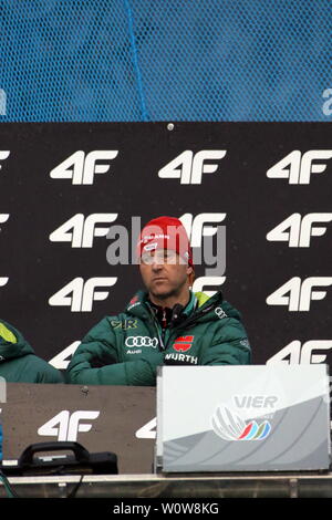 Nachdenklich: Bundestrainer Werner Schuster (Skispringen) beim Auftaktspringen Vierschanzentournee 18-19 Oberstdorf Foto Stock