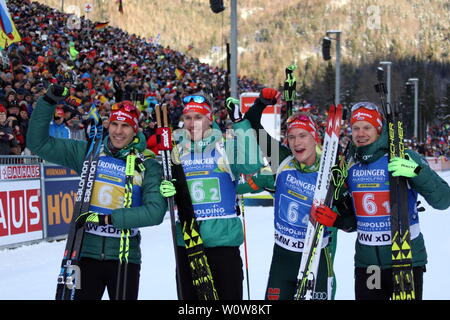 Jubel der DSV-Skijäger über Platz zwei: v.li. Arnd Peiffer (Clausthal-Zellerfeld), Johannes Kühn (WSV Reit im Winkl), Benedikt Doll (SZ Breitnau), Roman Rees (SV) Schauinsland nach dem Biathlon IBU Staffelrennen der Herren Weltcup in Ruhpolding 2019 Foto Stock