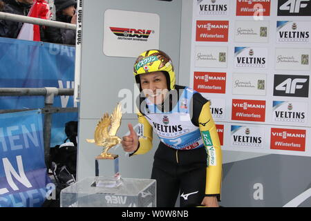 Noriaki Kasai (Giappone / JAP) und der Tournee-Adler für den Gesamtsieger bei der Qualifikation Neujahrsskispringen GAP 2019 Foto Stock