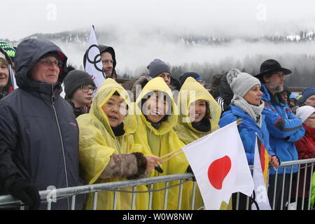 Ryoyu Kobayashi (Giappone /JAP) bereitet diesen Fans an der Schanze des Olympiastadions von Garmisch-Partenkirchen bei der Qualifikation zum Neujahrsskispringen 2019 auch unter dem Regen-Mantel Viel Spass. Foto Stock