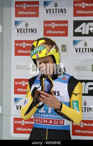 Noriaki Kasai (Giappone / JAP) prüft seine Skibrille in der Leader Box bei der Qualifikation Neujahrsskispringen GAP 2019 Foto Stock