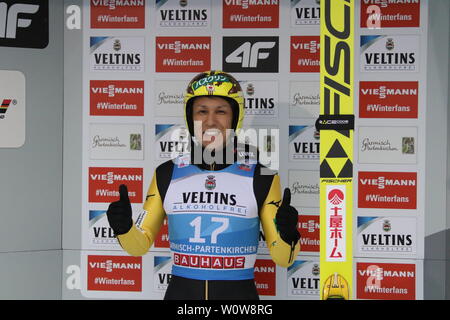 Strahlemann: Noriaki Kasai (Giappone / JAP) in der Leader Box bei der Qualifikation Neujahrsskispringen GAP 2019 Foto Stock