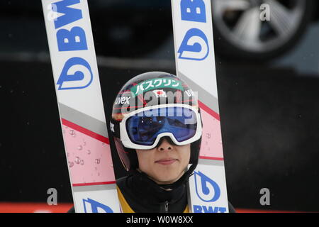 Ryoyu Kobayashi (Giappone /JAP) streckt den Kopf durch die Sprungski bei der Qualifikation Neujahrsskispringen GAP 2019 Foto Stock