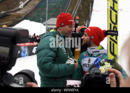 Glückwünsche vom Chef: v.li. Bundestrainer Werner Schuster (Skispringen) gratuliert Markus Eisenbichler (TSV Siegsdorf) zum 2. Platz beim Neujahrsskispringen Vierschanzentournee GAP 2019 Foto Stock