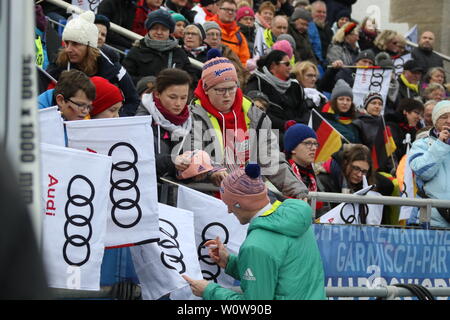 Severin Freund (WSV Rastbüchl DJK) schreibt Autogramme beim Neujahrsskispringen Vierschanzentournee GAP 2019 Foto Stock