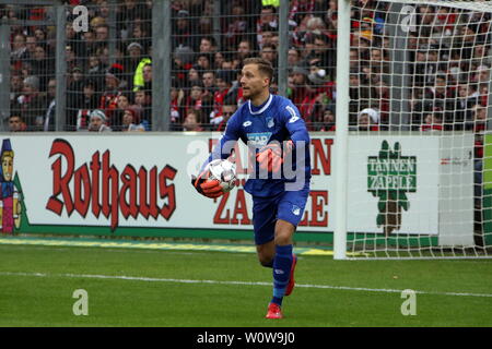 Torwart Oliver Baumann (Hoffenheim) mit sfera, 1. BL: 18-19: 19. Sptg. - SC Freiburg vs. TSG 1899 Hoffenheim DFL REGOLAMENTI VIETANO QUALSIASI USO DI FOTOGRAFIE come sequenze di immagini e/o quasi-Video Foto: Joachim Hahne/johapress Foto Stock