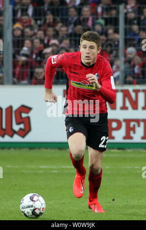 Dominique Heintz (Freiburg) mit sfera, 1. BL: 18-19: 19. Sptg. - SC Freiburg vs. TSG 1899 Hoffenheim DFL REGOLAMENTI VIETANO QUALSIASI USO DI FOTOGRAFIE come sequenze di immagini e/o quasi-Video Foto: Joachim Hahne/johapress Foto Stock