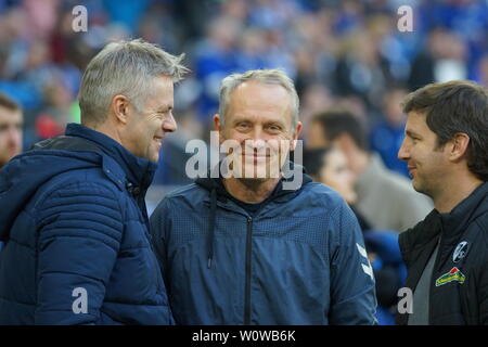 Hatten ihren Spaß: v.li. ARD-Reporter Tom Bartels, Trainer Streich cristiana (Freiburg) und Sportlicher Leiter / Vorstand Sport Jochen Saier (Freiburg) vor dem Spiel der 1. BL: 18-19: 22. Sptg. - SC Freiburg vs VfL Wolfsburg DFL REGOLAMENTI VIETANO QUALSIASI USO DI FOTOGRAFIE come sequenze di immagini e/o quasi-Video Foto: Joachim Hahne/johapress Foto Stock