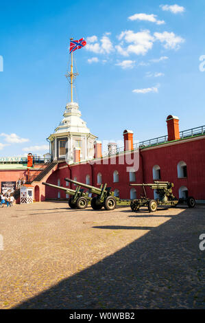 Saint Petersburg, Russia - 6 giugno 2019. Torre di bandiera con la marina russa bandiera e Bastione Naryshkin sul territorio della fortezza di Pietro e Paolo in San Foto Stock