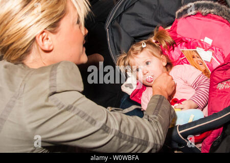 Helene Fischer herzlichst begrüßt ein kleines tipo im Kinderwagen bei einer Autogrammstunde Im Einkaufszentrum Berliner Alexa nel distretto Mitte di Berlino. Foto Stock