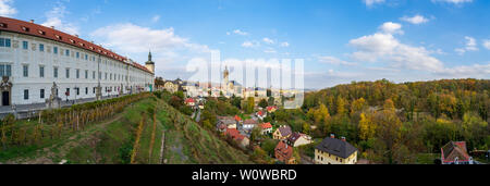 KUTNA Hora, Repubblica Ceca - 26 ottobre 2018: vista panoramica della parte storica della città dalla terrazza (Barborska) la sera raggi del tramonto. Sulla sinistra è il Collegio dei Gesuiti edificio. Foto Stock