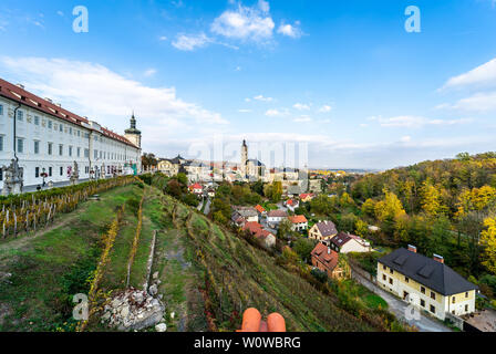 KUTNA Hora, Repubblica Ceca - 26 ottobre 2018: Vista della parte storica della città dalla terrazza (Barborska) la sera raggi del tramonto. Sulla sinistra è il Collegio dei Gesuiti edificio. Foto Stock