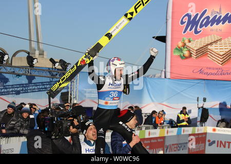 Auf den Schultern circuizione Kollegen mit Simon Ammann (Schweiz /SUI) bejubelt Killian PEIER (Schweiz / CH) senna Bronzemedaille bei der Nordische FIS SKI-WM 2019 in Innsbruck Foto Stock