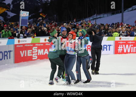 Freudentanz nach oro Teamspringen im der Frauen, v.li. Juliane Seyfarth (TSG Ruhla), Carina Vogt (SC Degenfeld)Katharina Althaus (SC Oberstdorf) und Ramona Straub (SC Langenordnach) bei der Nordische FIS SKI-WM 2019 in Seefeld Foto Stock