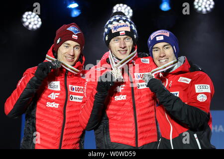 Die Medaillengewinner beim Skispringen derHerren NH, v.li. Kamil Stoch (Polen / POL), Dawid Kubacki (Polen /POL) und #19# bei der Siegerehrung zur Nordische FIS SKI-WM 2019 in Seefeld Foto Stock